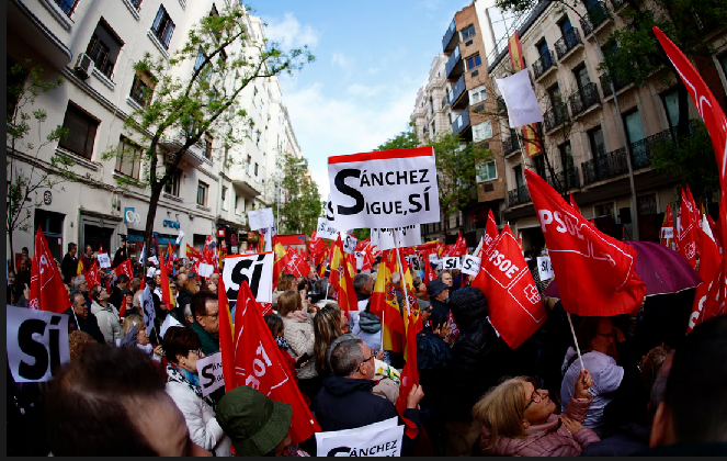 Manifestación frente a la sede del PSOE en Madrid en apoyo a Sánchez