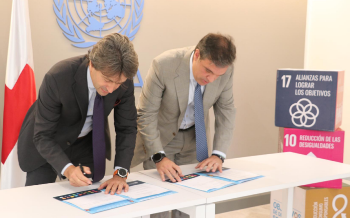Ricardo Cussano y a Gianluca Rampolla firmando el documento