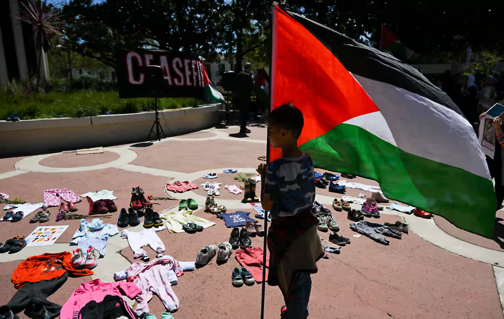 Zapatos y ropa para niños forman parte de una protesta pro-palestina frente al ayuntamiento de Palo Alto, California, contra el Proyecto Nimbus de Google el domingo.