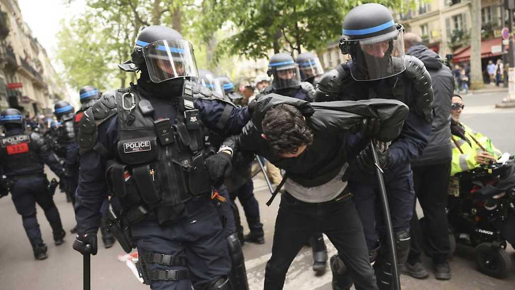 Policía dispersa brutalmente una manifestación de los sindicatos en París, Francia