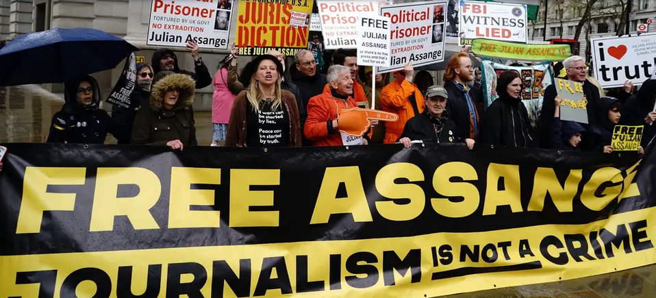 Libertad para Julian Assange!! dice la pancarta. El periodismo no es un crimen