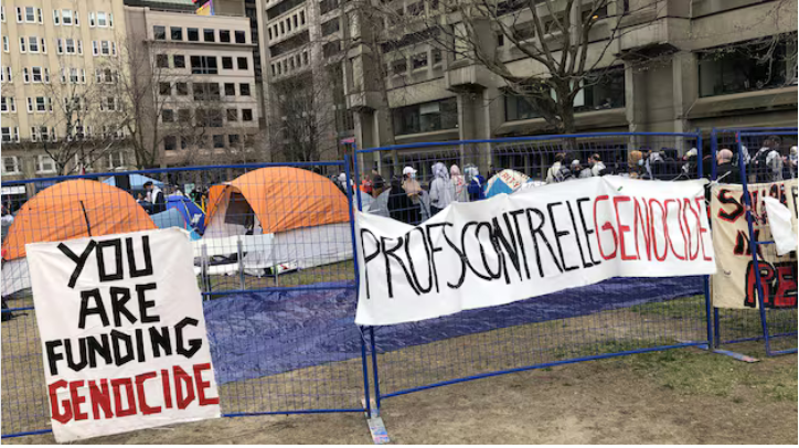 Estudiantes en Canadá, dicen las pancartas: "Ustedes están financiando el genocidio" y "Profesores contra el genocidio" en la Universidad McGill