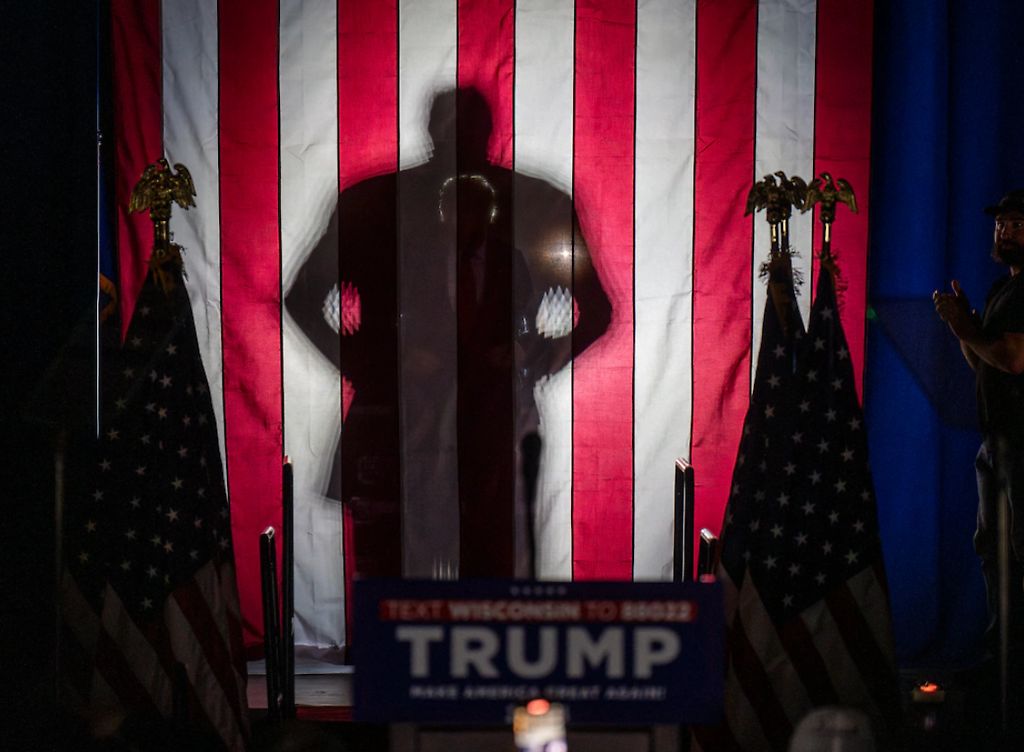 El ex-presidente Donald Trump sube al escenario para un mitin de campaña el miércoles en Waukesha, Wisconsin