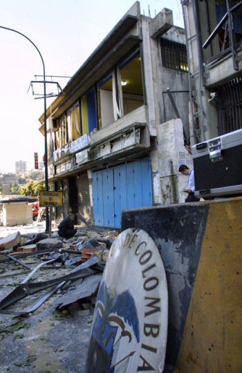 El consulado de Colombia destruido por el ataque terrorista liderado por José Antonio Colina, en 2003, como parte de una campaña de desestabilización contra el gobierno venezolano.