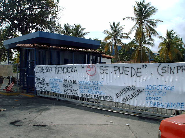 http://www.aporrea.org/imagenes/2008/05/en_la_graficas_pancartas_colocadas_a_las_afuaras_de_pepsi-cola_cuman_como_parte_de_las_protestas..jpg