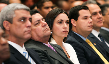 http://www.aporrea.org/imagenes/2011/01/opositores_en_la_asamblea_nacional.jpg