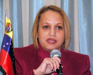 La Cónsul General de Venezuela en Miami, Livia Acosta Noguera, fue expulsada de EEUU, luego de presiones de parlamentarios y políticos de la derecha estadounidense y de una campaña impulsada por activistas venezolanos como el terrorista José Antonio Colina.