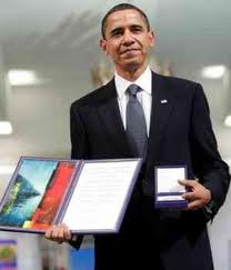 Obama con los documentos que lo acreditan como "Premio Nobel de la Paz"