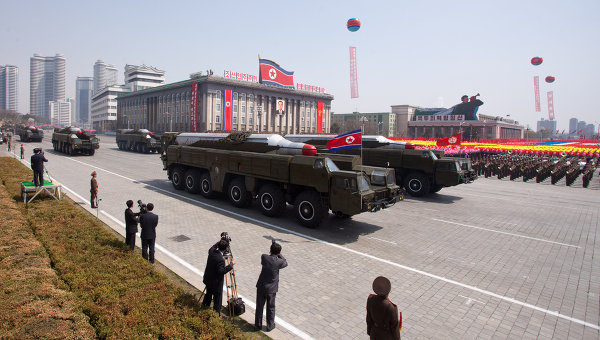 Los misiles Musudan en el desfile militar celebrado con motivo del centenario de Kim Il-sung (15 de abril de 2012)