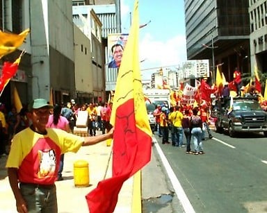 Campesino blandiendo bandera de la CRBZ