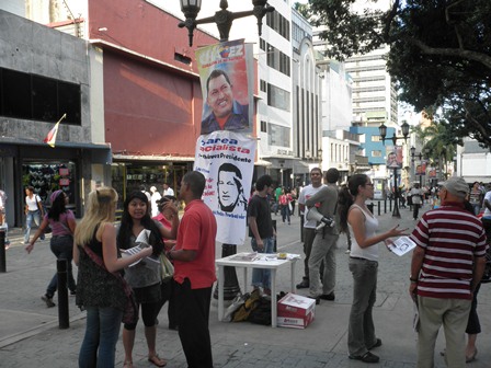 Volantes, periódicos, agitación y conversación con los transeúntes para buscar el voto por Chávez de manera militante