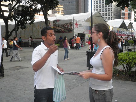 El intercambio con la gente mientras repartían los volantes