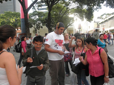 Buscando voto a voto para convencer a los indecisos y fortalecer a los convencidos