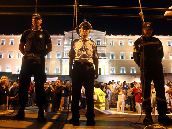 Policías, guardacostas y bomberos colocaron horcas frente al ministerio de Finanzas y el Parlamento griegos