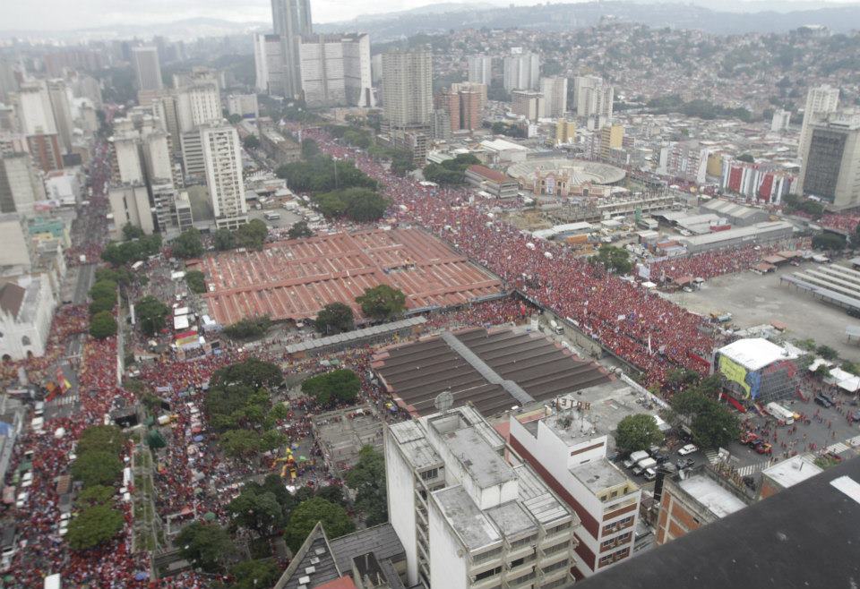Las avenidas del centro de Caracas, inundadas del rojo de la pasión y el entusiasmo por Hugo Chávez