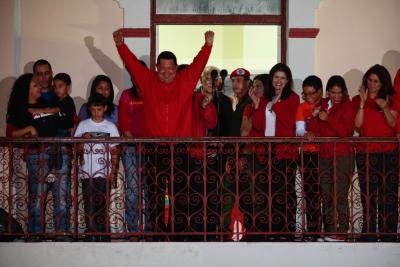 Victorioso, el presidente reelecto, Hugo Chávez