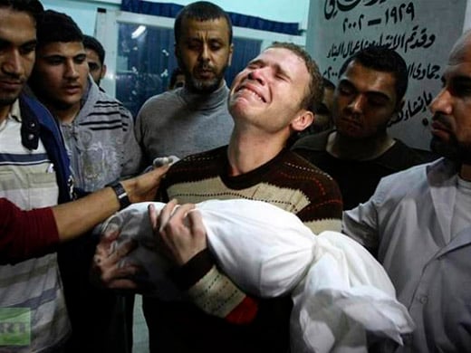 Jihad Masharawi, corresponsal de la BBC, sosteniendo el cadáver de su hijo de 11 meses, Ahmad, muerto durante el ataque aéreo israelí a Gaza