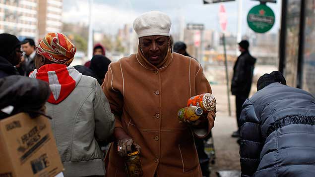 Habitantes de las zonas más pobres de Nueva York  buscan comida desechada de las tiendas.