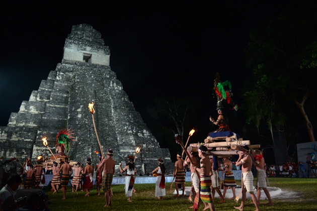 Cada B'aktun es de 400 años y son 13 B'aktun en el calendario Maya