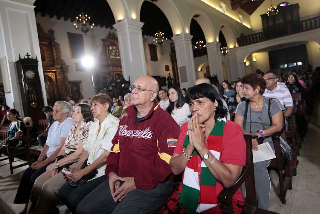 Con oraciones y poemas el pueblo caraqueño ratificó su solidaridad con Chávez