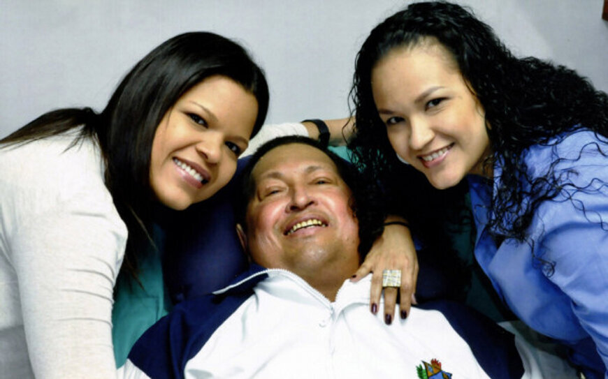 Presidente Chávez al lado de sus hijas