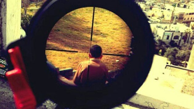 Niño palestino en la mira telescópica del rifle de un francotirador israelí