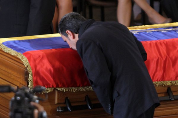 Mahmud Ahmadineyad besa el feretro del Comandante Chávez