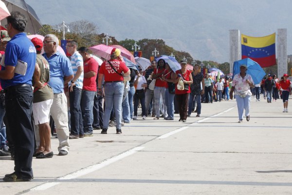 Gente en Los Próceres para ver a Chávez