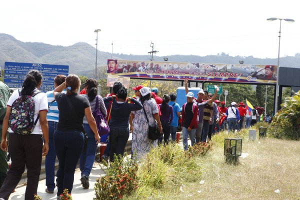 Cola para entrar a ver a Chávez en la Alcabala Tres a la altura de la entrada a la Panamericana