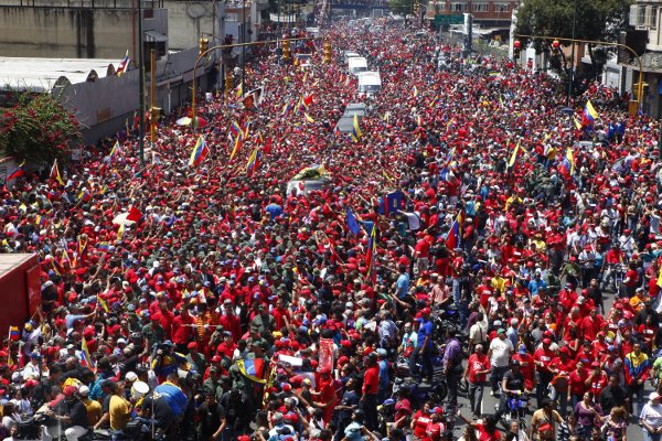 El pueblo acompaña a Chávez en la Av. san Martín de Caracas