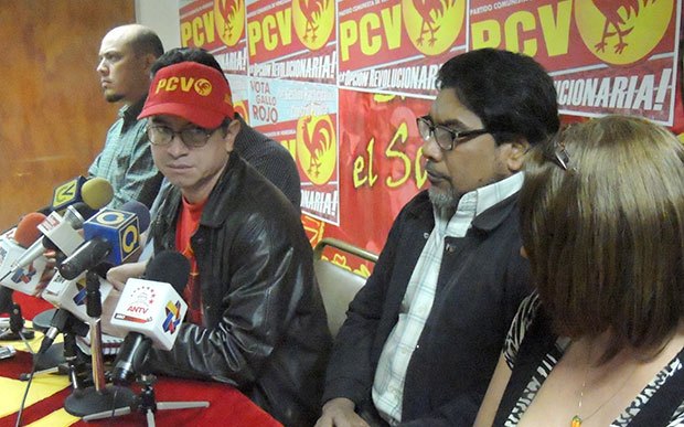 Pedro Eusse acompañado por dirigentes del Buró Político del PCV
