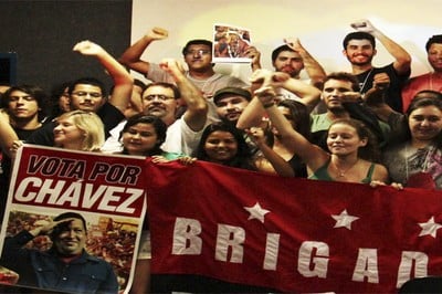El líder de la Revolución Bolivariana, Hugo Chávez, fue homenajeado este viernes en el marco del Primer Congreso Nacional de Brigadas Populares de Brasil, realizado en Río de Janeiro. En el encuentro se debatieron las políticas sociales progresistas aplicadas por Chávez en su país, así como su influencia en Latinoamérica.