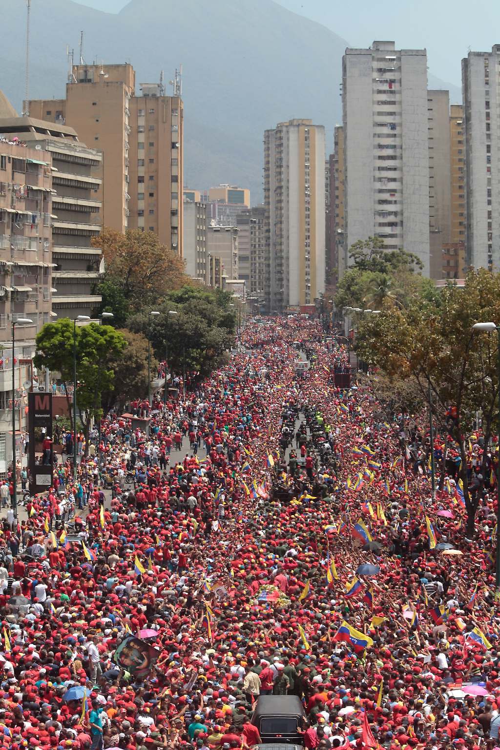 La Avenida San Martin, al sur oeste de Caracas, desbordada de amor despidiendo a Hugo Chávez.