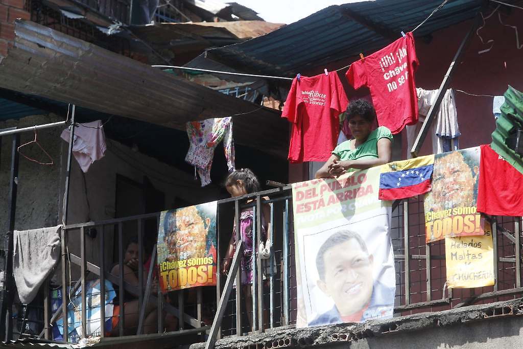 En los barrios de Caracas despidieron a Chávez con lagrimas de amor.