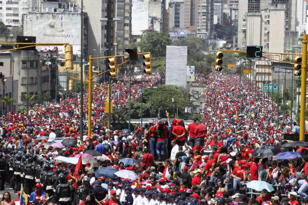 Avenida Fuerzas Armadas cortejo funebre de Chavez