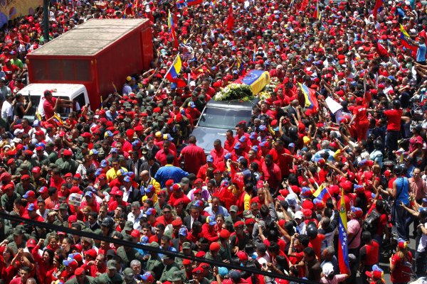 Caravana fúnebre a su salida del Hospital Militar