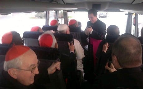 El Papa Francisco regresa al vaticano en minibús con el resto de los cardenales