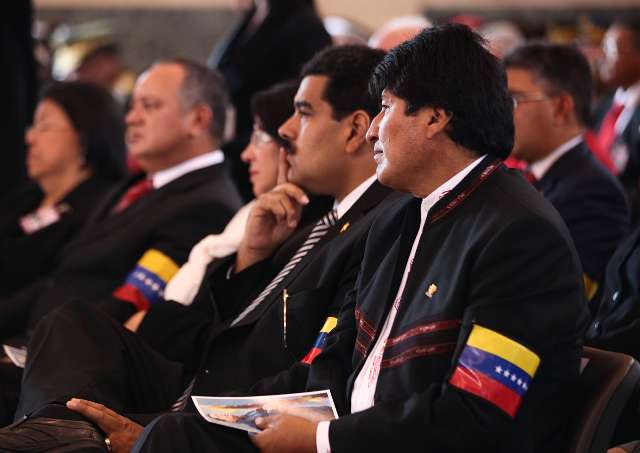 El Presidente de Bolivia, Evo Morales, junto al Presidente (E) de Venezuela, Nicolás Maduro, en la ceremonia de despedida al Comandante Hugo Chávez en la Academia Militar de Venezuela