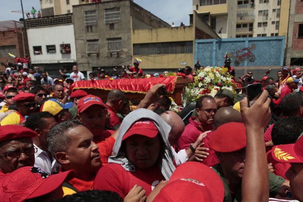 El pueblo acompaña a Chávez
