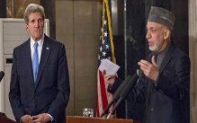 El presidente de Afganistán Amid Karzai, junto a John Kerry