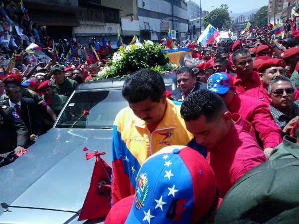 Vicepresidente Maduro al lado de Chávez
