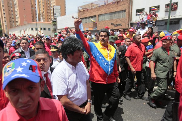 Presidente Evo Morales junto al Vicepresidente Maduro acompañan los restos de Chávez