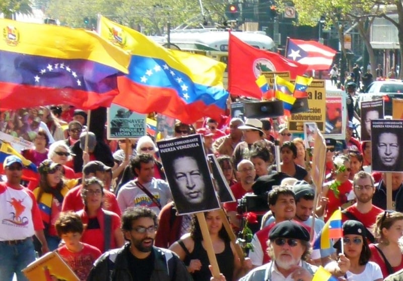 La bandera de Venezuela ondeó en las calles de San Francisco en reconocimiento al legado de Hugo Chávez