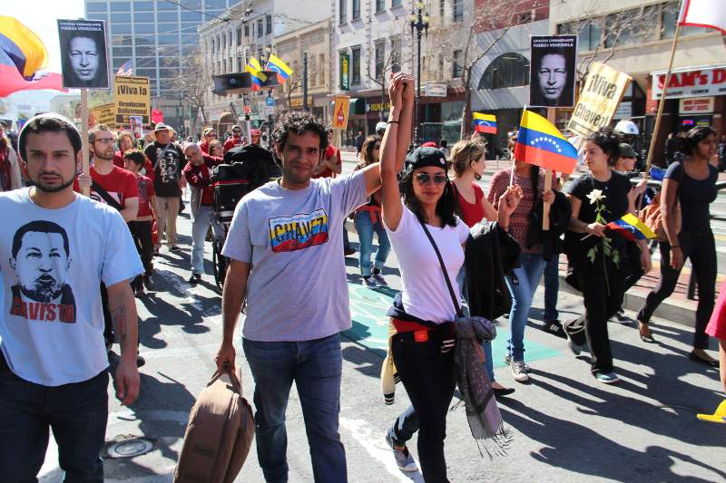 Venezolan@s chavistas marcharon con entusiasmo en San Francisco para dar un "Hasta Siempre, Comandante Chávez"