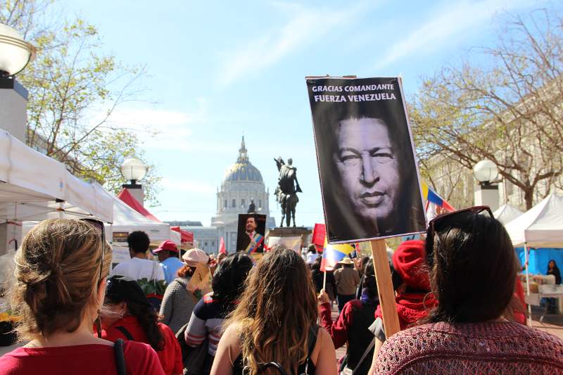 La marcha llega a la estatua del Libertador Simón Bolívar, al frente de la Alcaldía de San Francisco.