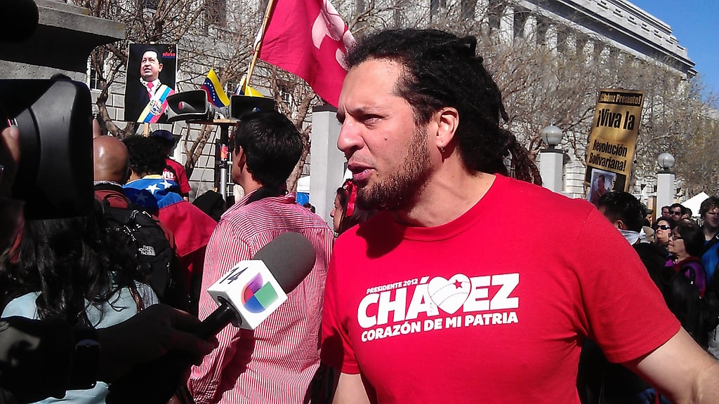 Venezolano chavista declara a Univisión su apoyo al Comandante y su legado al finalizar la marcha en San Francisco