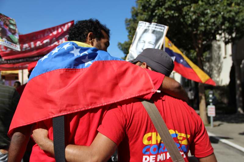 El activista venezolano Yeiber Cano y Carlos Martínez, co-autor del libro "Venezuela Habla" comparten sus emociones sobre la partida de Chávez, durante la marcha.