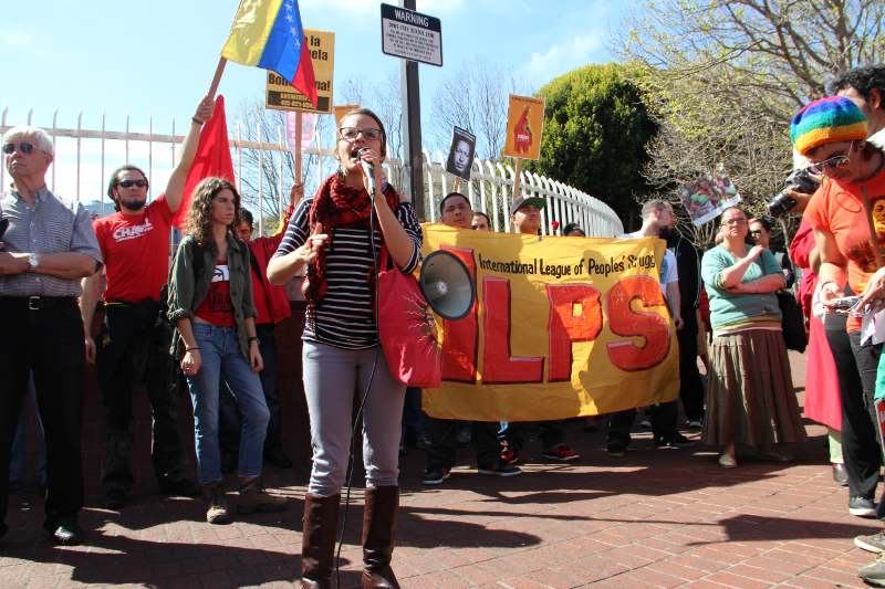 La activista de DDHH venezolana, Carolina Morales, estuvo a cargo de la moderación de la concentración previa a la marcha en San Francisco "Hasta Siempre, Comandante Chávez"