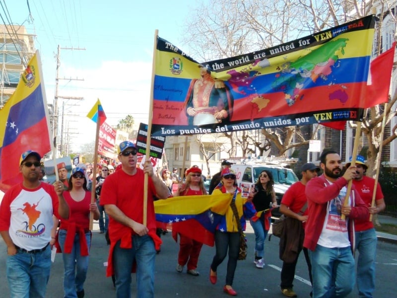 La bandera de Venezuela ondeó por las calles de San Francisco en reconocimiento al legado de Hugo Chávez