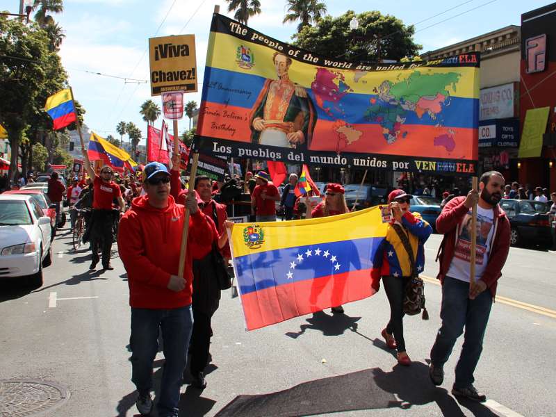 Avanza la marcha por la calle Misión de San Francisco para dar un "Hasta Siempre" al Comandante Chávez